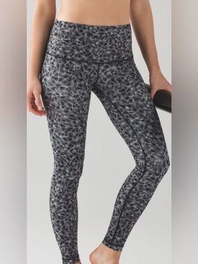 Lululemon Athletica- Women’s Wunder Under Pant Legging. Size 2